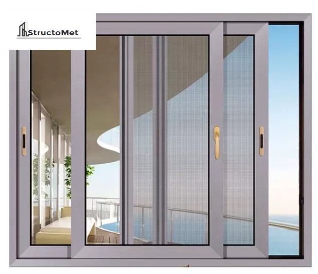 Ușă glisantă din aluminiu gri, cu trei foi de sticlă, deschisă spre un balcon