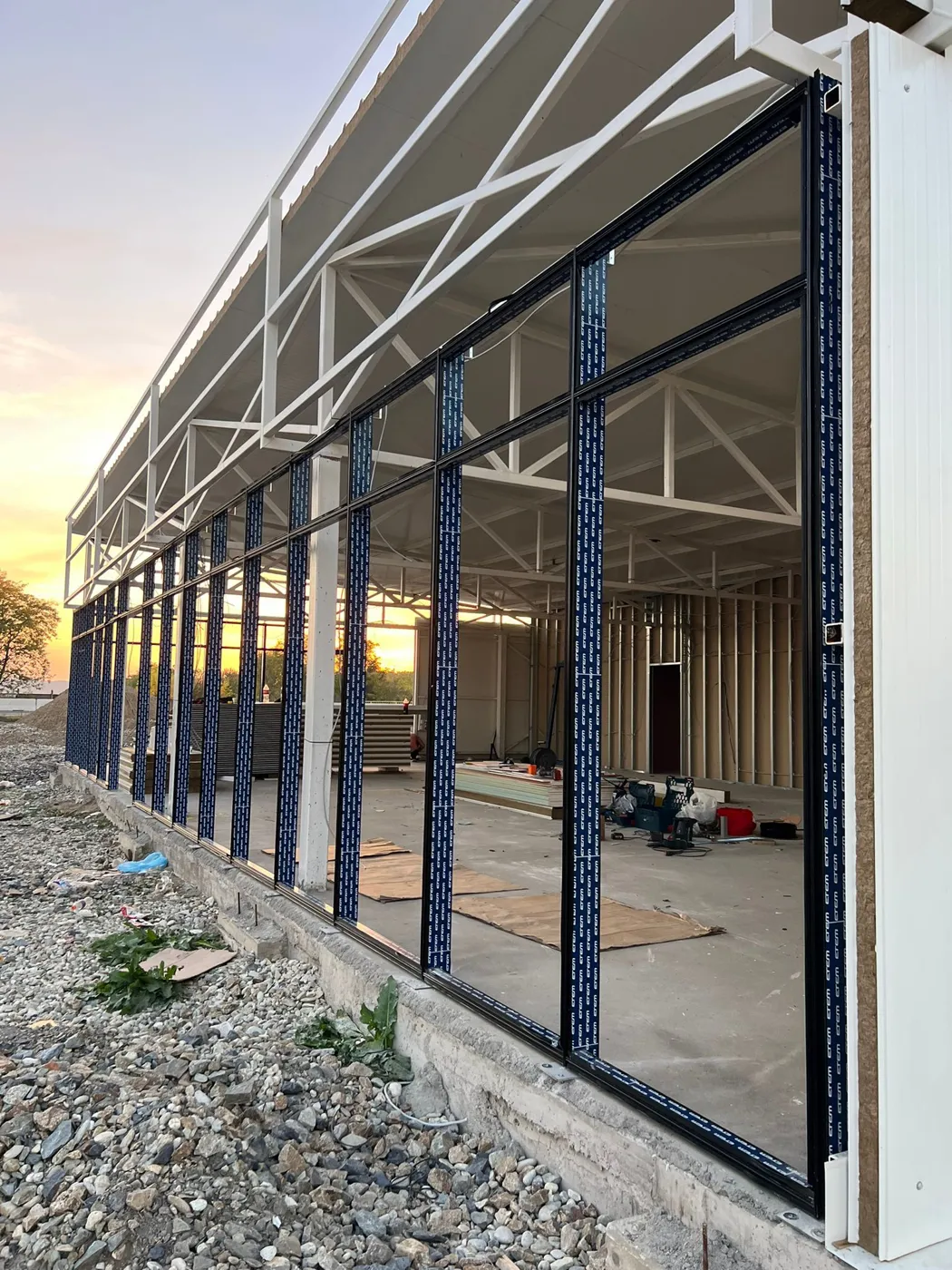 Perete cortină cu capace montat la un centru comercial, văzut din exterior